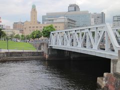 ★15：30　そして小さな旅の最後。カフェで休憩の地廃線跡を整備したという山下臨港線プロムナードを通り…