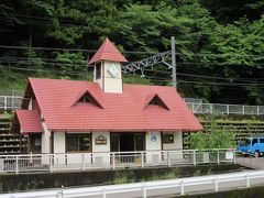 そして付け替えた新線に出来たのが「長島ダム駅」です
長島ダムと道路を挟んで直ぐ隣にあります

新線に出来た駅なので比較的新しい駅で、赤い屋根がお洒落です