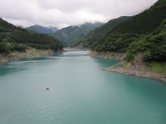 ダム天端の展望台よりダム湖方面を望む
「長島ダム」によって形成されたダム湖は「接岨湖」と言います

曇り空でも見事なエメラルドグリーンの湖面
晴れていたらさぞかし綺麗な事でしょう