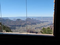 Grand Canyon Lodge のロビーからの眺め。