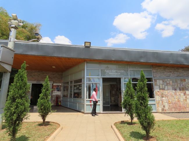 11:06<br /><br />小姑モードを発揮しつつ、虐殺記念館に到着。<br /><br />簡単に言うと、1994年に発生した、フツ族がツチ族と穏健派フツ族を大量虐殺したという事件に関する展示館です。この事件、日本で周りの人に聞いてみましたがほとんどの人が知らなかったんですよね。私もまったく記憶にありませんでした。<br /><br />こちらの建物でチケットを購入。英語のオーディオガイドもあります。手短にまとまっているうえ聞き取りやすいのでおすすめです。<br /><br /><br />キガリ虐殺記念館<br />入場料　寄付制<br />オーディオガイド　RWF 20,000<br />館内撮影料（枚数制限なし）　RWF 16,000<br />※クレカ利用可