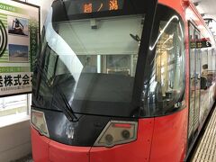 ここ高岡にも路面電車の万葉線が走っています。

道から即乗車できるから楽ですよね。
新宿駅なんて、駅が巨大すぎて電車を降りてから改札を出るまでに５分以上かかることもあります。とても不便です。
東京にも路面電車復活してくれませんかね。
