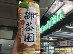 くたくたになったので、台中駅で買ったお茶。これも加糖ではないです。