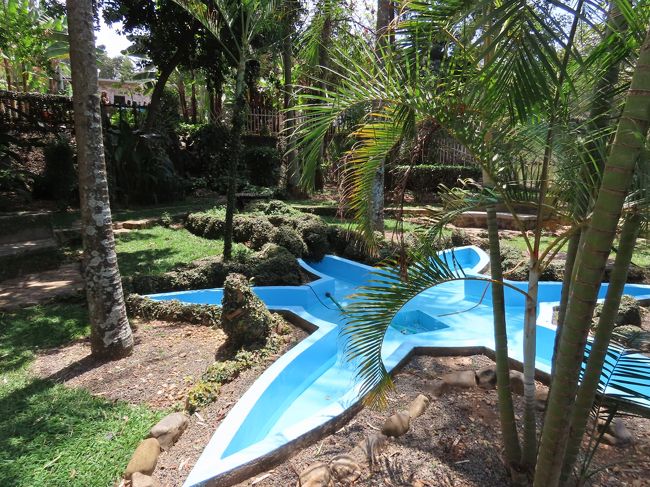 建物裏には、3つの庭園が隣接して造られています。<br /><br />Garden of Unityではルワンダがまだ平和だった昔の時代、Garden of Divisionでは星形のプールが虐殺がルワンダ社会に広がっていくことを表し、Garden of Reconciliationでは円筒のオブジェがルワンダが再び一つになることを表しているんだとか。<br /><br />写真はGarden of Divisionです。