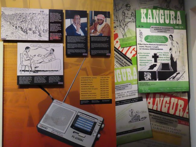 過激派メディアもツチ族を排斥するような記事を掲載していました。<br /><br />たとえば、左側に見える男が二人描かれたイラストでは「病気になりました」「何の病気ですか？」「ツチ、ツチ、ツチ・・・」と書かれ、ツチ族を差別する内容になっています。<br /><br />識字率は低かったため、民間に大きな影響を与えたのはラジオでした。