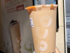 とにかく暑い！
でも、名古屋のようなじっとり纏わりつく嫌な暑さではなくキリッとした暑さです。
「Coco」の珍珠奶茶で水分補給します。
何故だか最近日本でブームのタピオカですが、こんなモノはずいぶん以前から東南アジア旅行時には普通に飲んでいたので、日本で並んでまで飲むなどとても理解できません。