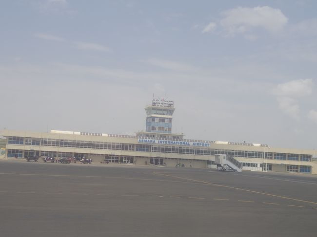 首都の空港とは思えないほどこじんまりとしている。