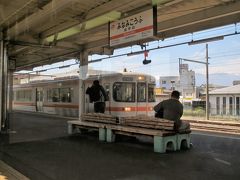 12:20　南甲府駅に着きました。（甲府駅から９分）
下り列車と行き違いのため３分間停車します。