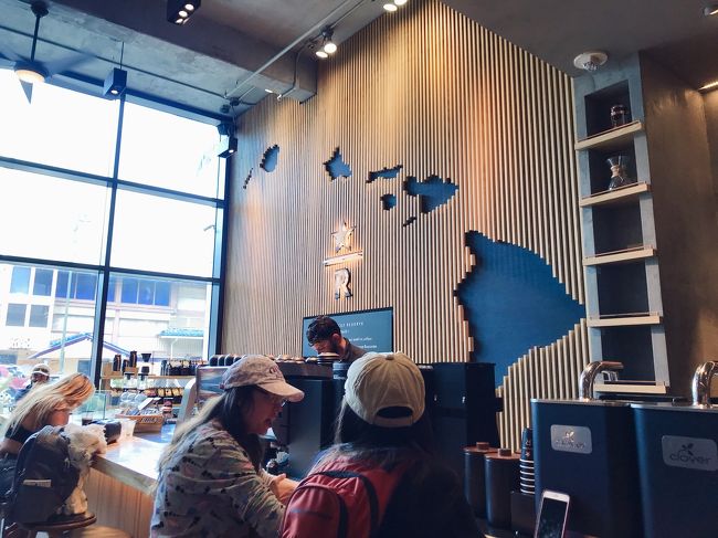 ランチのあとは、The Busでアラモアナまで。<br />JCBの無料トロリーとTheBus、バス停が近くにあって早く来た方に乗ろうってことで待ってたらバスが早かったから1DayPass買って乗車。<br />もっとバスに乗って色々なところに行きたかったけど今回はこの往復だけ。。。<br /><br />特に買うものもなく（何のために行った）、ワイキキに戻ります。<br />Starbucks Reserveで休憩。