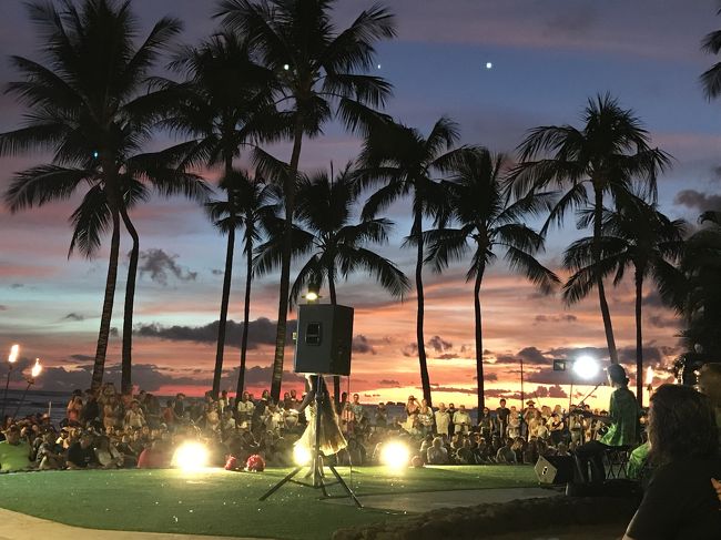 お店を出ると、ビーチサイドでフラショーをやっていました。<br />スピーカーの向こうにフラガールがいます。<br />写真下手すぎる。