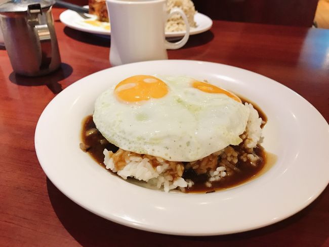 夜ごはん、母も元気が戻ってきたのでホテル近くのEggs'n Thingsへ。<br />朝食の時間は開店前から行列ができてるけどディナータイムは並ばず入店。<br />エッグスンなのにキラキラ感のないごはん。<br />私はロコモコ。