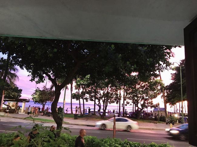 お店から見えるカラカウア通り。