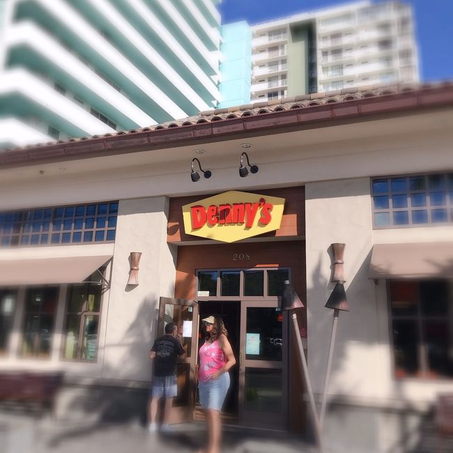 帰国日。<br />今年の帰国便は午後なので午前はゆっくりできる。<br />朝一番で滞在中の最後のジム。<br /><br />そして最終日の朝食はホテル近くのDenny's。<br />去年から気になってたんだけど今回やっと行けた。このデニーズ、お店の雰囲気がほかのデニーズとちょっと違って気になっていたのです。<br />