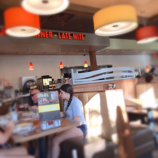 ミッドセンチュリー風というか60年代風というか、その辺を狙って新しく改装されているんだと思うけど、店内のインテリアが映画に出てくるドライブインみたいで好き好き。<br />LikeLikeDriveInnの方がホンモノ感が溢れてたけど。<br />次はIHOPも行ってみよう。<br /><br />ワイキキの端っこだしデニーズだからっていうのもあるかな、お客さんは日本人は見かけませんでした。<br />お店出る頃はウェイティングのお客さんがたくさん。<br />早めに行ってよかった。<br />