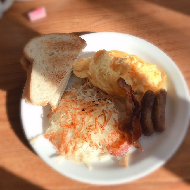 普通の朝食プレート。