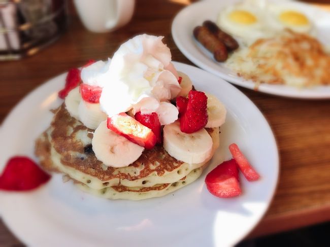 3回目のハワイにして初のパンケーキ！<br />ブーキモでもエッグスンでもモケスでもなくデニーズのパンケーキ！！<br />甘いものをあまり食べないからパンケーキのプライオリティが低くて、去年も今年もブーキモのお店の前までは行くんだけど行列を見て怯んで諦めていました。あ、昨年は定休日だったんだ。でもせっかくアメリカっぽいレストラン来たからアメリカっぽいパンケーキ食べました。<br /><br />素朴なビジュアルに萌えます。<br />バナナとイチゴ、ホイップたっぷり。<br />これに、２卵、ソーセージ、ハッシュドポテトのプレートがつきます。