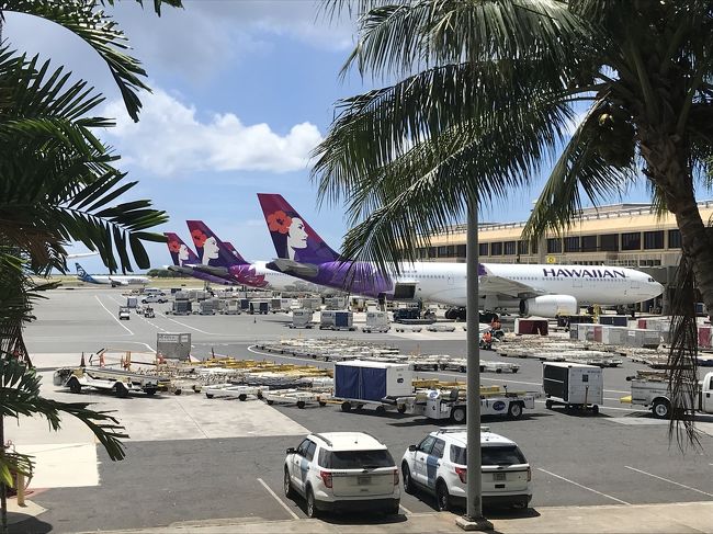 チャーリーズで空港に向かいます。<br />