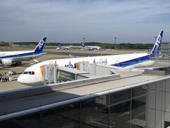 成田国際空港第1ターミナル（南ウィング） 

私たちが搭乗したNH7便（ボーイング777-300ER）の写真。

成田国際空港の第1ターミナルの57番ゲートに到着しました。
（15:20着）

当初、サンフランシスコ国際空港を12:40発の予定が実際には
40分遅れの13:20発でしたが、成田国際空港には翌日15:25着の予定が
実際には5分早い翌日15:20着だったので、最終的には当初の予定より
45分も早く到着しました。（所要時間：10時間45分→10時間00分）

この後、久しぶりに国際線到着ラウンジ『ANA ARRIVAL LOUNGE』に
立ち寄ることにします (^^♪