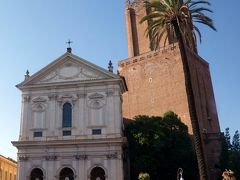 バス乗車中の写真。バスの中からローマで現存する最古の塔と言われるミリツィエの塔 Torre delle Milizie が見えました。私達は始発乗車につき座席に座っていますが、この辺りではバス車内は満員の鮨詰めです。



