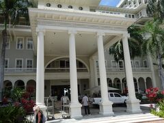 チャーリーズタクシーを利用して、空港から25分程度でモアナサーフライダーに到着しました。