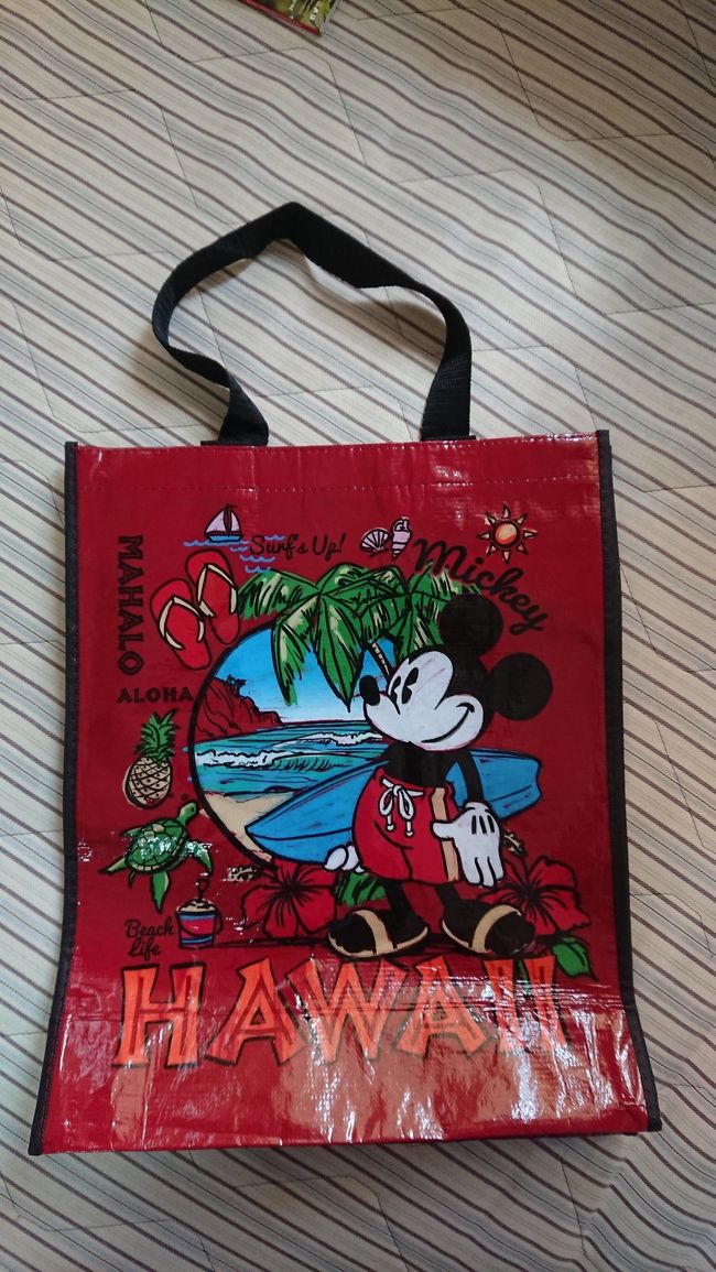 姪っ子のためにアラモアナセンターにあるディズニーストアにも行きます((o(^∇^)o))こちらは、買ったストアバッグですo(^o^)o色々な種類があります＼(^o^)／
