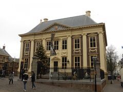 そして、「マウリッツハイス美術館」到着。
オランダで最も美しい建物の一つらしい。
17世紀に建てられたルネサンス風建物。