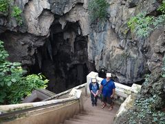 最後は、本日のメインイベントみたいな感じのカオ・ルアン洞窟です。
こんな急な階段を降りていきます。