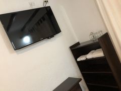 　テレビと棚。
　水は瓶入りですが、私の部屋に栓抜きがなく、2日ともフロントに開けてもらいに行きました。