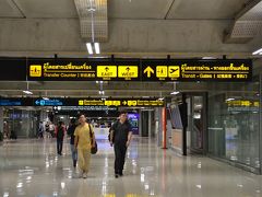 初めてのスワンナプーム国際空港に降り立ちました！
出口まで長い距離…とんでもなく巨大な空港です。