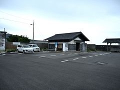 ●吉良川の町並み

北川村の宿を出発し、同じ村内にある「モネの庭」に行ってみようと思ってたところ、ちょうど火曜日が休館日。。。
やむを得ずスルーし、再度土佐湾に沿って延びる国道55号線へ出て南下を再開し、室戸市の「吉良川」というところまでやってきました。

国道沿いにある「吉良川まちなみ第一駐車場」へ車を止めときます。