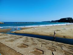 種市海浜公園は親子連れが結構海で楽しんでいました。
でも、この横のあたり水が濁っているように見えるんですが、子供たち遊んで大丈夫？
子供たちを連れて行ったお台場海浜公園の海は大腸菌が多くて遊べないと言われていたけど、オリンピック会場だもんなあ。