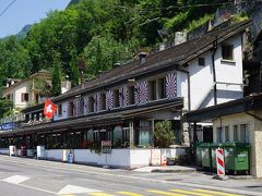 ●La Taverne du Chateau de Chillon

Chateau de Chillonというバス停で下車しました。
シオン城の最寄り駅です。
約10分ほどバスに乗っていました。
で、バス停近くにあったレストランを見つけ、ランチにしました。