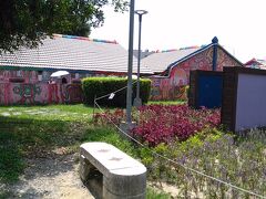 バス停からすぐ見える有名な「彩虹眷村」です。