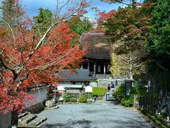 ●勝林院

三千院の門前の喧騒を横目に、参道をさらに奥へと進むと、大きな屋根のお堂が見えてきました。
最初に訪れる寺院が、正面に建つ「勝林院」です。