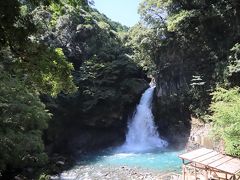 遊歩道の終点から、大滝の案内板に沿って１０分ほど歩くと、大滝。確かに、７つの滝の名が出落差は一番。