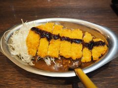 初めての金沢カレーは定番のものを・・・
カツやカレーのサイズを選ぶことができていいね。

待ってると・・・お隣のお客さんが「お水はセルフですよ」って教えてくれた。

ＭカツカレーＳ　590円

金沢カレーとは
1.ルーは濃厚でドロッとしている。
2.付け合わせとしてキャベツの千切りが載っている。
3.ステンレスの皿に盛られている。
4.フォークまたは先割れスプーンで食べる。
5.ルーの上にカツを載せ、その上にはソースがかかっている。

想像通りの味、お腹を満たすことができてよかった。