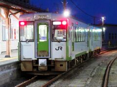 暗くなった頃、大湊駅に到着しました。1つ手前の下北がむつの市街地には近く、利用客が多くなっています。