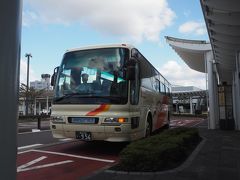 （空港バス）福井駅 → 小松空港　1400円

フライト時間に合わせて運行してるんだけど、１本早いバスに乗って、小松空港へ。