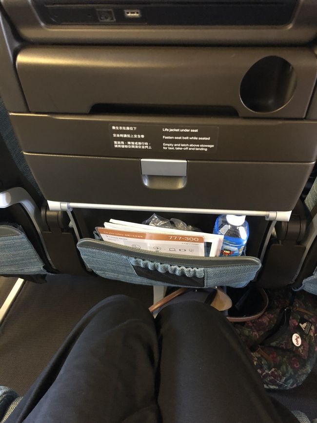 シートピッチは結構余裕！<br />飲み物とおつまみを置ける程度の小さな机もあるし、USB充電できるし！さすがファイブスターを受賞してるエアラインですね(？)<br />