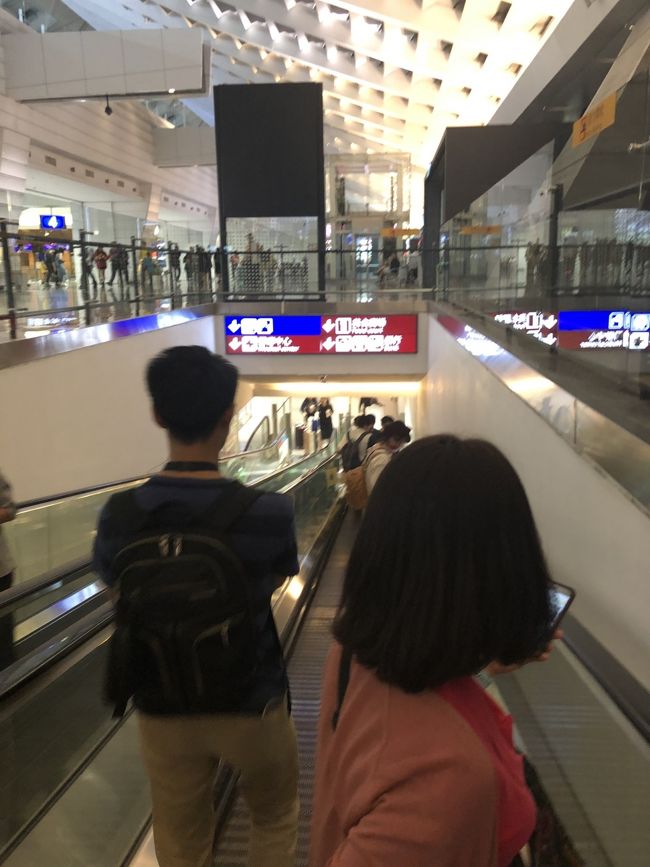 結構スムーズに入国審査もスーツケースのピックアップも終わり、両替も完了したのでMRTでホテルに向かいます！<br />MRTの案内板にひたすら従っていくとすんなり改札につけましたー。