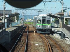 東赤坂駅にて行違い。お、向こうは緑帯の7700系だったか。