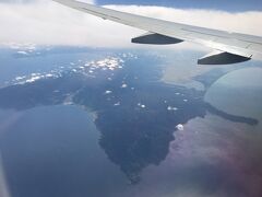 真下が津軽半島竜飛崎
右の出っ張り先か小泊岬
その後ろの湖は十三湖