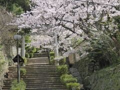 満腹になった後は、平戸城へ向かいます。
階段を上って…