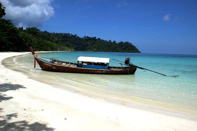 ☆Ao Reli Bagu Beach , Koh Adang @ Mu Koh Lipe Thai<br /><br />私が乗ってきたロングテールボートです。<br />長さ５８０ｍもある長いビーチにあるのはこのボート1隻だけ。<br />