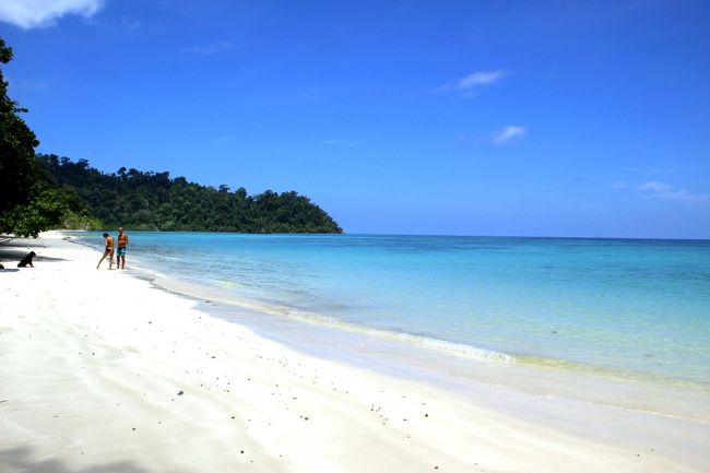 ☆Ao Reli Bagu Beach , Koh Adang @ Mu Koh Lipe Thai<br /><br />ボートは私が乗ってきた1隻しかないのに<br />観光客が２人いました。<br />ふつうこのビーチに来るのはボートを貸し切って来るので<br />そのボートはゲストがビーチを離れるまで待機していりのが通常ですが<br />彼らのボートは事情があって一旦リペ島に戻ったのか<br />このビーチにだけ連れてきてもらい、<br />約束の時間に迎えにきてもらのかも知れません。