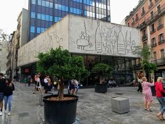 広場の隅にあるカタルーニャ建築家協会には、ピカソの壁画。
