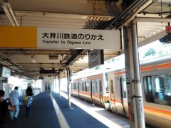 　私が一番遠いので朝６時前に家を出発しました。11時52分新金谷発のSLに乗るためには（実はSLには乗れないことがわかってはいたのですが…）、この新幹線しかありません。京都で友人が乗り込み、新幹線から東海道本線を乗り継ぎ、金谷駅に着きました。金谷駅で東京方面からくる２人と合流し、４人が集合です。
