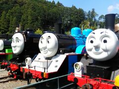 　13:09に千頭駅に着きました。機関車トーマスとその仲間たちが勢ぞろいしています。ちなみに、こちらから２番目の青いボディーの機関車がトーマスらしいです。
