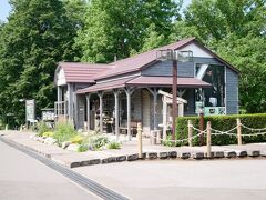 オムカレーの「パニエ」さんから、車で数分、「風のガーデン」がある新富良野プリンスホテルの駐車場へ。(駐車料無料、日帰り温泉もありますから)

駐車場からこの建物か見えたらまっすぐ進みます。
この建物たしか「富良野ドラマ館」だったかな。
映画やドラマに関するものが、展示販売されています。

気になったのは、嵐のニノが倉本聰さんにあてた手紙があり、これは「撮影禁止」となっていることでした。(笑)