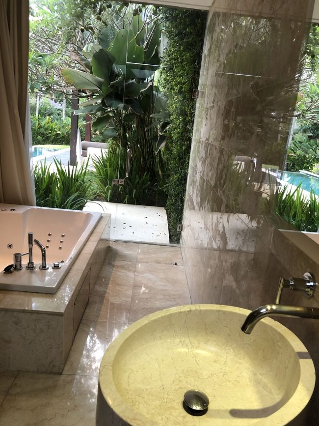 プールから濡れた水着で行き来できます